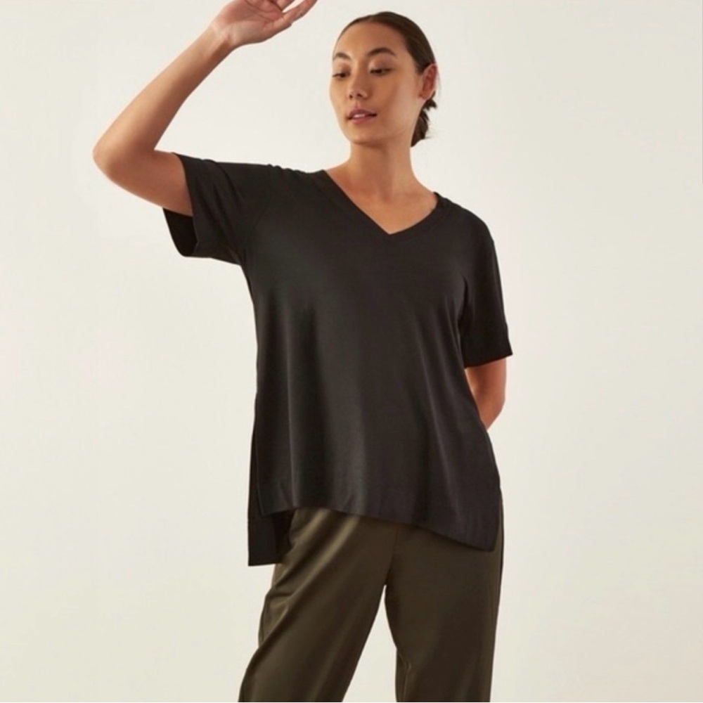 ADAY WHITE V-neck T-Shirt